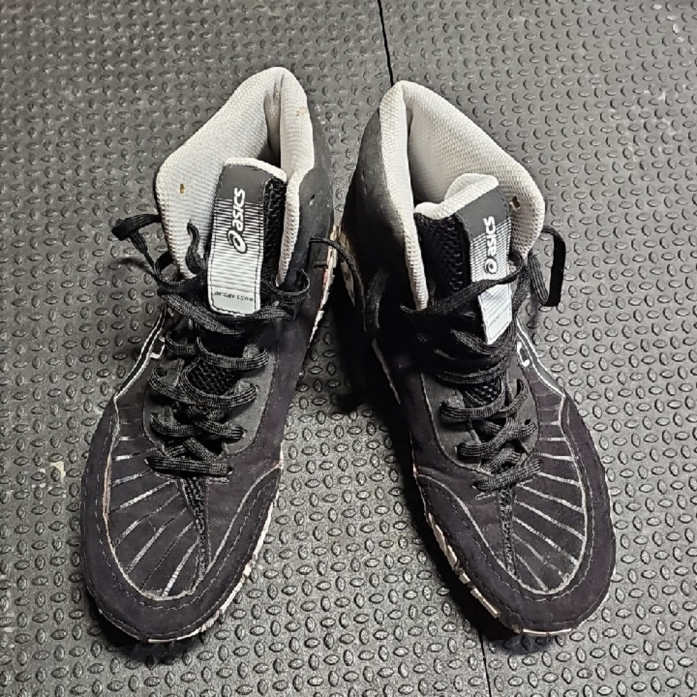 Asics Black wrestling shoes 7.5 mens